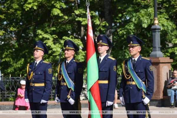 ФОТОРЕПОРТАЖ: В Беларуси чествовали главные символы государства - флаг, герб и гимн ФОТОРЕПОРТАЖ: В Беларуси чествовали главные символы государства - флаг, герб и гимн