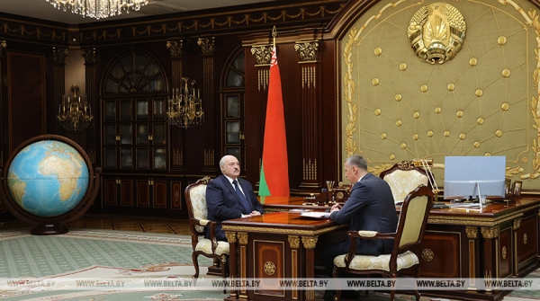 "Хватит перебрасывать через забор!" Лукашенко ставит задачу нарастить сотрудничество с Уралом, Сибирью и Дальним Востоком "Хватит перебрасывать через забор!" Лукашенко ставит задачу нарастить сотрудничество с Уралом, Сибирью и Дальним Востоком