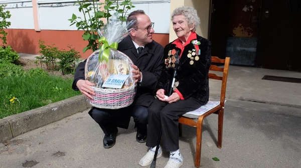 Низкий поклон вам, до самой земли! Все ветераны ВОВ ко Дню Победы получили подарки от "Евроопта" Низкий поклон вам, до самой земли! Все ветераны ВОВ ко Дню Победы получили подарки от "Евроопта"