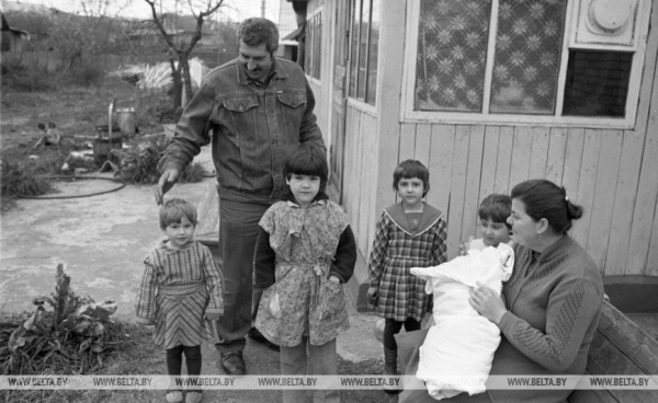 Мама, папа, я: семейное счастье разных поколений белорусов в архивных фото БЕЛТА Мама, папа, я: семейное счастье разных поколений белорусов в архивных фото БЕЛТА