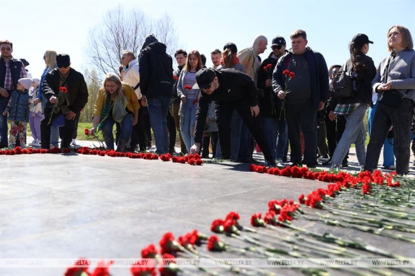 Наследие для будущих поколений. Белорусские артисты высадили в "Хатыни" около тысячи молодых елей Наследие для будущих поколений. Белорусские артисты высадили в "Хатыни" около тысячи молодых елей