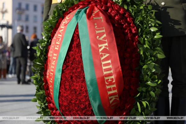 Лукашенко возложил венок к монументу Победы в Минске Лукашенко возложил венок к монументу Победы в Минске