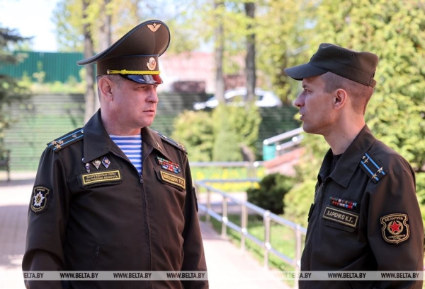 "Друзья просят папу передать автографы". История самого популярного военкома белорусского интернета "Друзья просят папу передать автографы". История самого популярного военкома белорусского интернета