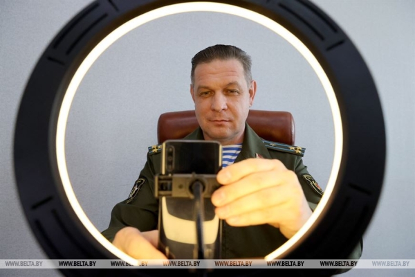 "Друзья просят папу передать автографы". История самого популярного военкома белорусского интернета "Друзья просят папу передать автографы". История самого популярного военкома белорусского интернета