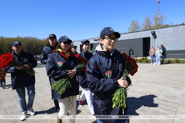Наследие для будущих поколений. Белорусские артисты высадили в "Хатыни" около тысячи молодых елей Наследие для будущих поколений. Белорусские артисты высадили в "Хатыни" около тысячи молодых елей
