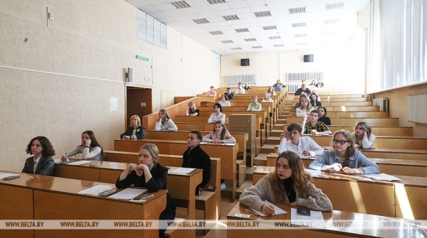 ФОТОРЕПОРТАЖ: Централизованный экзамен по предмету на выбор сдают в Беларуси ФОТОРЕПОРТАЖ: Централизованный экзамен по предмету на выбор сдают в Беларуси