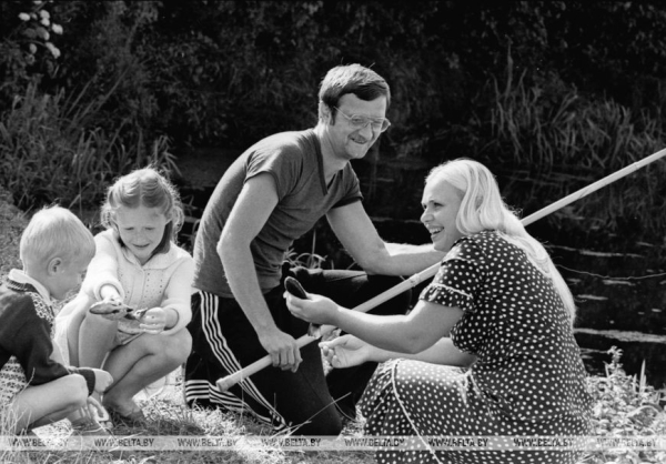 Мама, папа, я: семейное счастье разных поколений белорусов в архивных фото БЕЛТА Мама, папа, я: семейное счастье разных поколений белорусов в архивных фото БЕЛТА