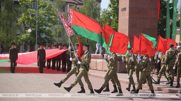 ФОТОРЕПОРТАЖ: В Беларуси чествовали главные символы государства - флаг, герб и гимн ФОТОРЕПОРТАЖ: В Беларуси чествовали главные символы государства - флаг, герб и гимн