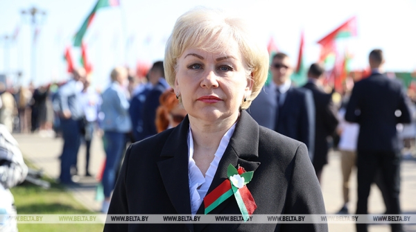 ФОТОРЕПОРТАЖ: В Беларуси чествовали главные символы государства - флаг, герб и гимн ФОТОРЕПОРТАЖ: В Беларуси чествовали главные символы государства - флаг, герб и гимн