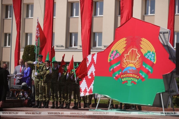 ФОТОРЕПОРТАЖ: В Беларуси чествовали главные символы государства - флаг, герб и гимн ФОТОРЕПОРТАЖ: В Беларуси чествовали главные символы государства - флаг, герб и гимн
