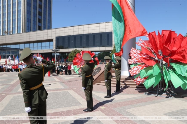 ФОТОРЕПОРТАЖ: В Беларуси чествовали главные символы государства - флаг, герб и гимн ФОТОРЕПОРТАЖ: В Беларуси чествовали главные символы государства - флаг, герб и гимн