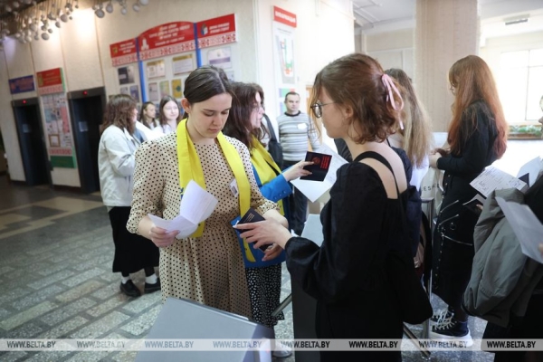 "Меньше нервов, больше толка". Репортаж о том, как столичные школьники сдавали первый в истории ЦЭ "Меньше нервов, больше толка". Репортаж о том, как столичные школьники сдавали первый в истории ЦЭ