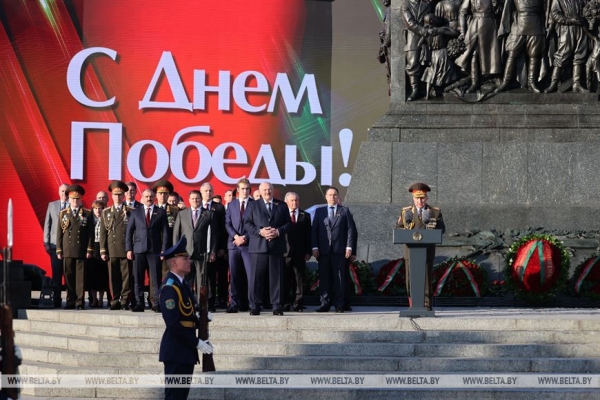 Лукашенко возложил венок к монументу Победы в Минске Лукашенко возложил венок к монументу Победы в Минске