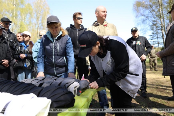 Наследие для будущих поколений. Белорусские артисты высадили в "Хатыни" около тысячи молодых елей Наследие для будущих поколений. Белорусские артисты высадили в "Хатыни" около тысячи молодых елей