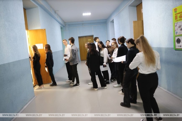 "Меньше нервов, больше толка". Репортаж о том, как столичные школьники сдавали первый в истории ЦЭ "Меньше нервов, больше толка". Репортаж о том, как столичные школьники сдавали первый в истории ЦЭ