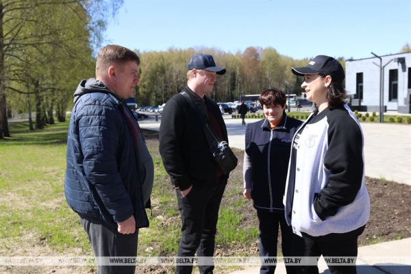 Наследие для будущих поколений. Белорусские артисты высадили в "Хатыни" около тысячи молодых елей Наследие для будущих поколений. Белорусские артисты высадили в "Хатыни" около тысячи молодых елей