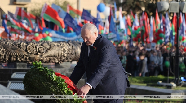 Лукашенко возложил венок к монументу Победы в Минске Лукашенко возложил венок к монументу Победы в Минске