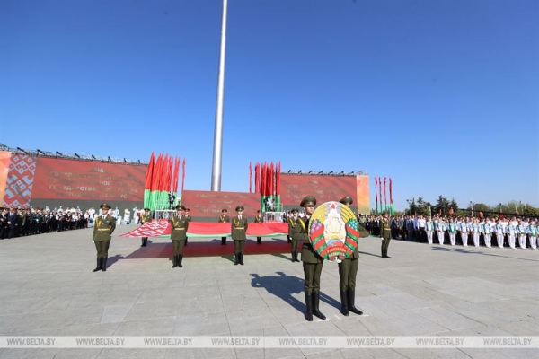 ФОТОРЕПОРТАЖ: В Беларуси чествовали главные символы государства - флаг, герб и гимн ФОТОРЕПОРТАЖ: В Беларуси чествовали главные символы государства - флаг, герб и гимн