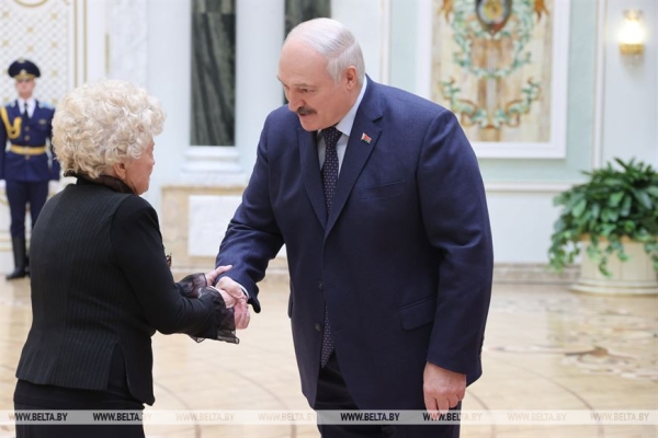 Лукашенко в преддверии Дня Победы вручил государственные награды Лукашенко в преддверии Дня Победы вручил государственные награды