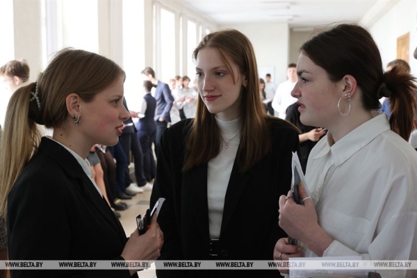 ФОТОРЕПОРТАЖ: Централизованный экзамен по предмету на выбор сдают в Беларуси ФОТОРЕПОРТАЖ: Централизованный экзамен по предмету на выбор сдают в Беларуси