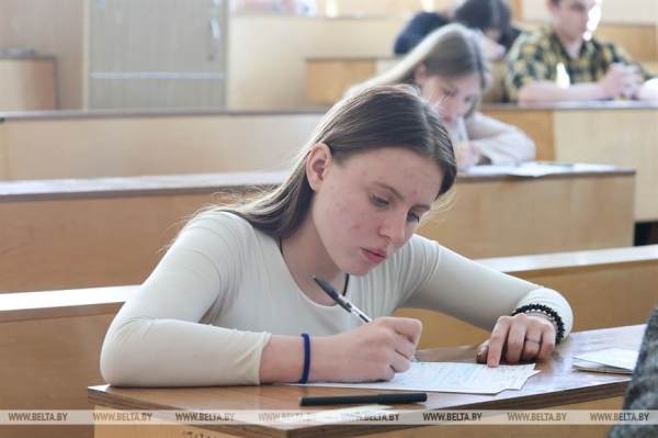 ФОТОРЕПОРТАЖ: Централизованный экзамен по предмету на выбор сдают в Беларуси ФОТОРЕПОРТАЖ: Централизованный экзамен по предмету на выбор сдают в Беларуси