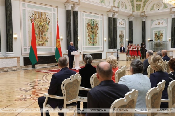 Лукашенко в преддверии Дня Победы вручил государственные награды Лукашенко в преддверии Дня Победы вручил государственные награды