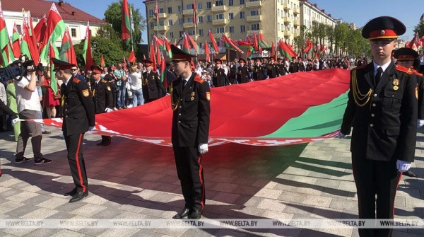 ФОТОРЕПОРТАЖ: В Беларуси чествовали главные символы государства - флаг, герб и гимн ФОТОРЕПОРТАЖ: В Беларуси чествовали главные символы государства - флаг, герб и гимн
