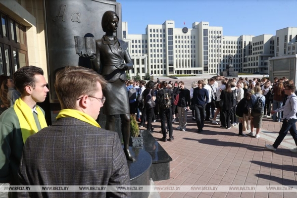 "Меньше нервов, больше толка". Репортаж о том, как столичные школьники сдавали первый в истории ЦЭ "Меньше нервов, больше толка". Репортаж о том, как столичные школьники сдавали первый в истории ЦЭ