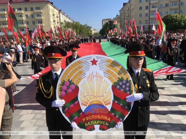 ФОТОРЕПОРТАЖ: В Беларуси чествовали главные символы государства - флаг, герб и гимн ФОТОРЕПОРТАЖ: В Беларуси чествовали главные символы государства - флаг, герб и гимн