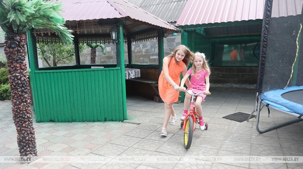 "Мы не делим детей на своих и чужих". В этой семье воспитали 25 мальчиков и девочек "Мы не делим детей на своих и чужих". В этой семье воспитали 25 мальчиков и девочек