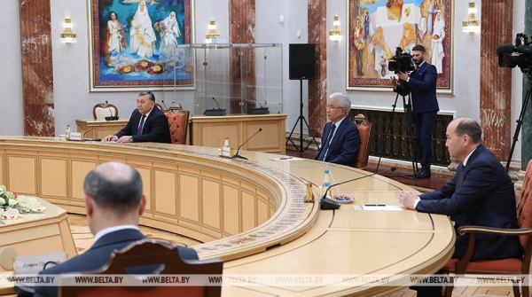 Лукашенко: военно-политическая обстановка накалена до предела, но это лишь вершина айсберга Лукашенко: военно-политическая обстановка накалена до предела, но это лишь вершина айсберга