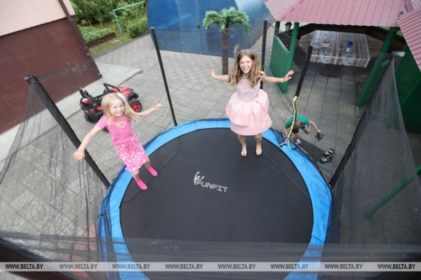 "И тут нам выносят двух малышек. Как можно выбирать? Взяли двоих!" Супруги Зизюк воспитали более 25 детей "И тут нам выносят двух малышек. Как можно выбирать? Взяли двоих!" Супруги Зизюк воспитали более 25 детей