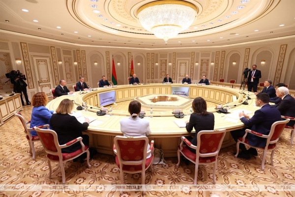 Лукашенко: Беларусь и Россия пока терпят выходки безумцев из руководства стран Запада, но всему есть предел Лукашенко: Беларусь и Россия пока терпят выходки безумцев из руководства стран Запада, но всему есть предел