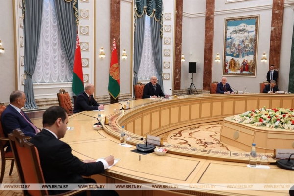 "Наше счастье здесь". Лукашенко разложил по полочкам ситуацию внутри и вокруг СНГ "Наше счастье здесь". Лукашенко разложил по полочкам ситуацию внутри и вокруг СНГ