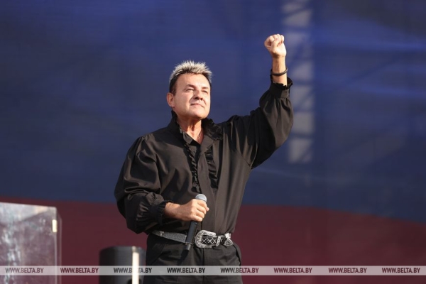 Тысячи зрителей собрал концерт ко Дню России в Минске Тысячи зрителей собрал концерт ко Дню России в Минске