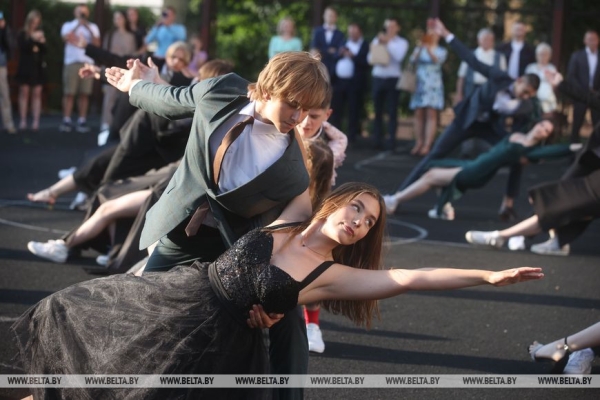 Выпускные вечера прошли по всей Беларуси Выпускные вечера прошли по всей Беларуси