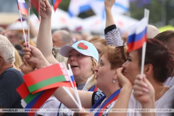 Тысячи зрителей собрал концерт ко Дню России в Минске Тысячи зрителей собрал концерт ко Дню России в Минске