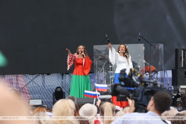 Тысячи зрителей собрал концерт ко Дню России в Минске Тысячи зрителей собрал концерт ко Дню России в Минске