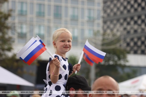 Тысячи зрителей собрал концерт ко Дню России в Минске Тысячи зрителей собрал концерт ко Дню России в Минске