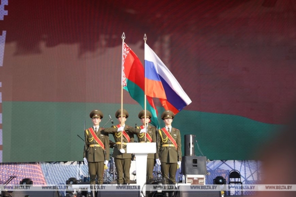 Тысячи зрителей собрал концерт ко Дню России в Минске Тысячи зрителей собрал концерт ко Дню России в Минске