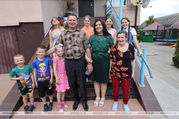 "И тут нам выносят двух малышек. Как можно выбирать? Взяли двоих!" Супруги Зизюк воспитали более 25 детей "И тут нам выносят двух малышек. Как можно выбирать? Взяли двоих!" Супруги Зизюк воспитали более 25 детей