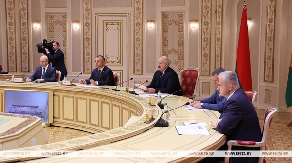 Подсчет денег и баллов ЦЭ, ответ на попытки "растащить СНГ" и дедлайн для здравоохранения. Подробности насыщенной недели Президента Подсчет денег и баллов ЦЭ, ответ на попытки "растащить СНГ" и дедлайн для здравоохранения. Подробности насыщенной недели Президента