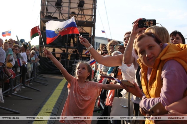 Тысячи зрителей собрал концерт ко Дню России в Минске Тысячи зрителей собрал концерт ко Дню России в Минске