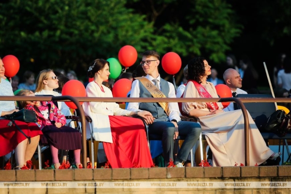 Выпускные вечера прошли по всей Беларуси Выпускные вечера прошли по всей Беларуси