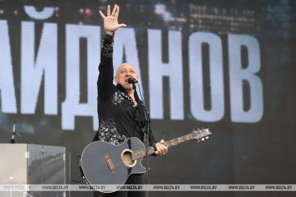 Тысячи зрителей собрал концерт ко Дню России в Минске Тысячи зрителей собрал концерт ко Дню России в Минске