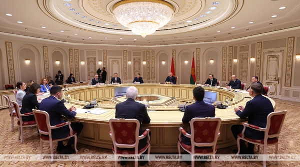 Лукашенко - губернатору Калининградской области: разделить нас искусственными барьерами не получится Лукашенко - губернатору Калининградской области: разделить нас искусственными барьерами не получится