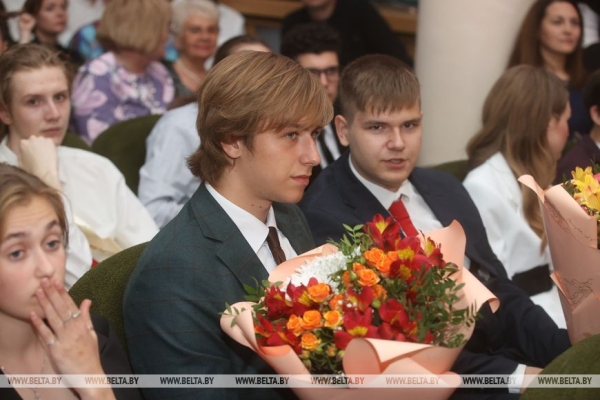 Выпускные вечера прошли по всей Беларуси Выпускные вечера прошли по всей Беларуси