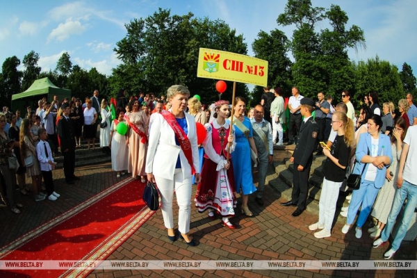 Выпускные вечера прошли по всей Беларуси Выпускные вечера прошли по всей Беларуси