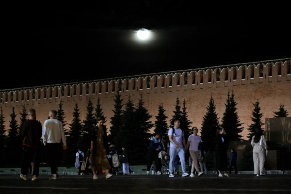 Ночью можно было увидеть осетровую луну. Как она выглядела Ночью можно было увидеть осетровую луну. Как она выглядела