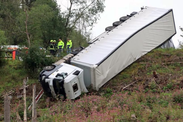 В Германии фура белоруса вылетела с трассы и зависла на боку на склоне В Германии фура белоруса вылетела с трассы и зависла на боку на склоне